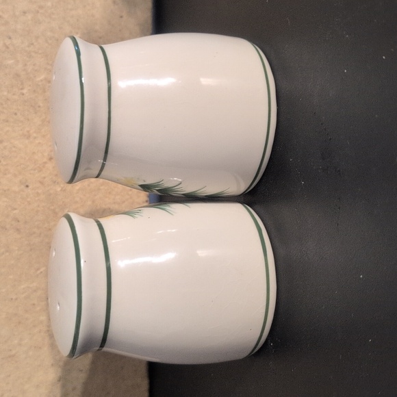 Christmas Tree Salt & Pepper Shakers - Picture 4 of 8